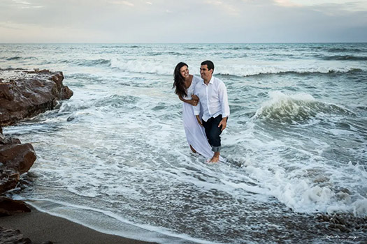 Felicidad de los novios en su sesión de fotos preboda en el mar, fotografía Esteban Lago
