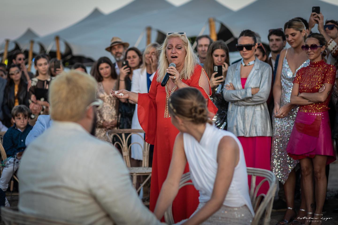 Fiestón en la playa de Pinamar en la boda de Belen y Mato. Esteban Lago fotografo documental.