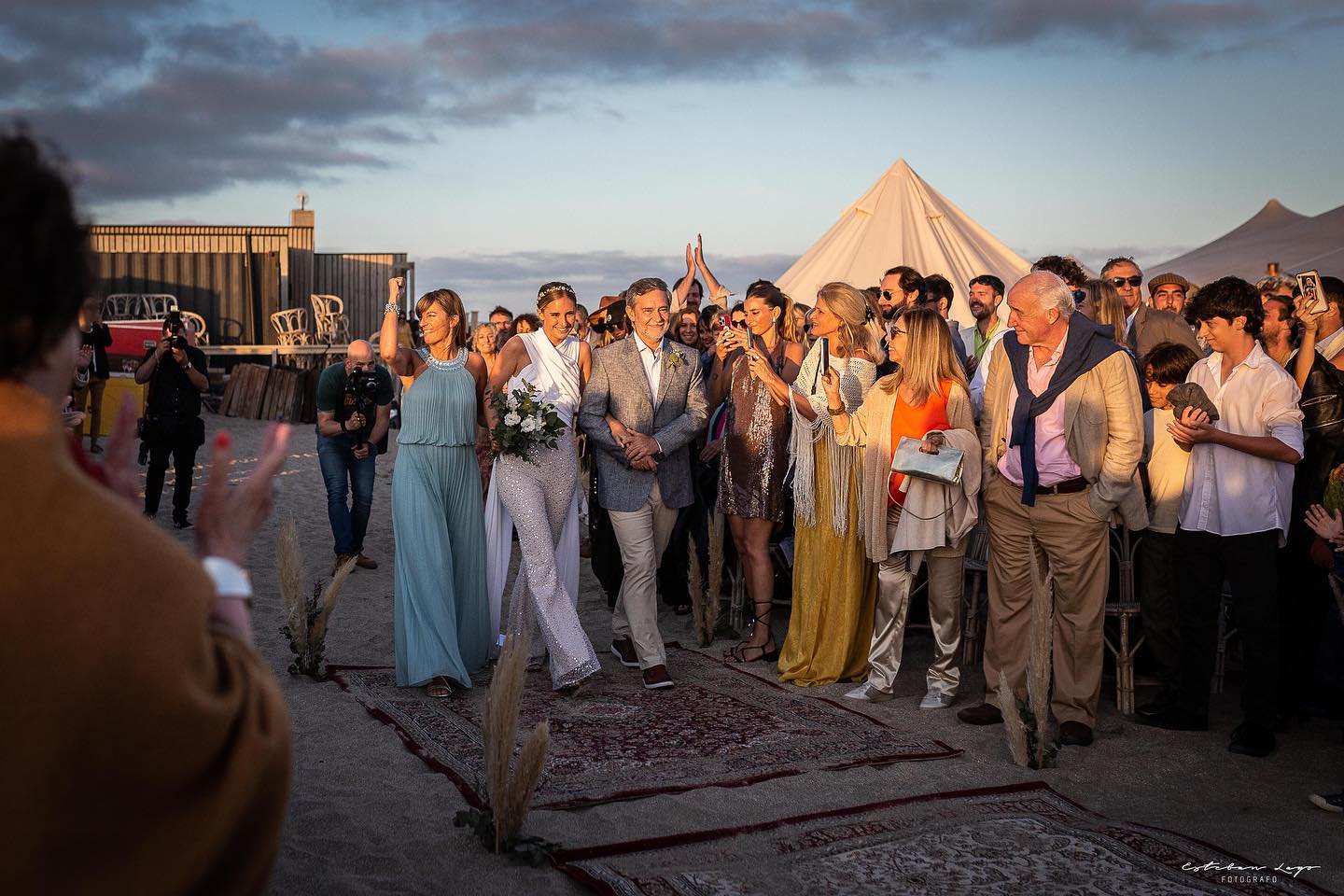 Fiestón en la playa de Pinamar en la boda de Belen y Mato. Esteban Lago fotografo documental.