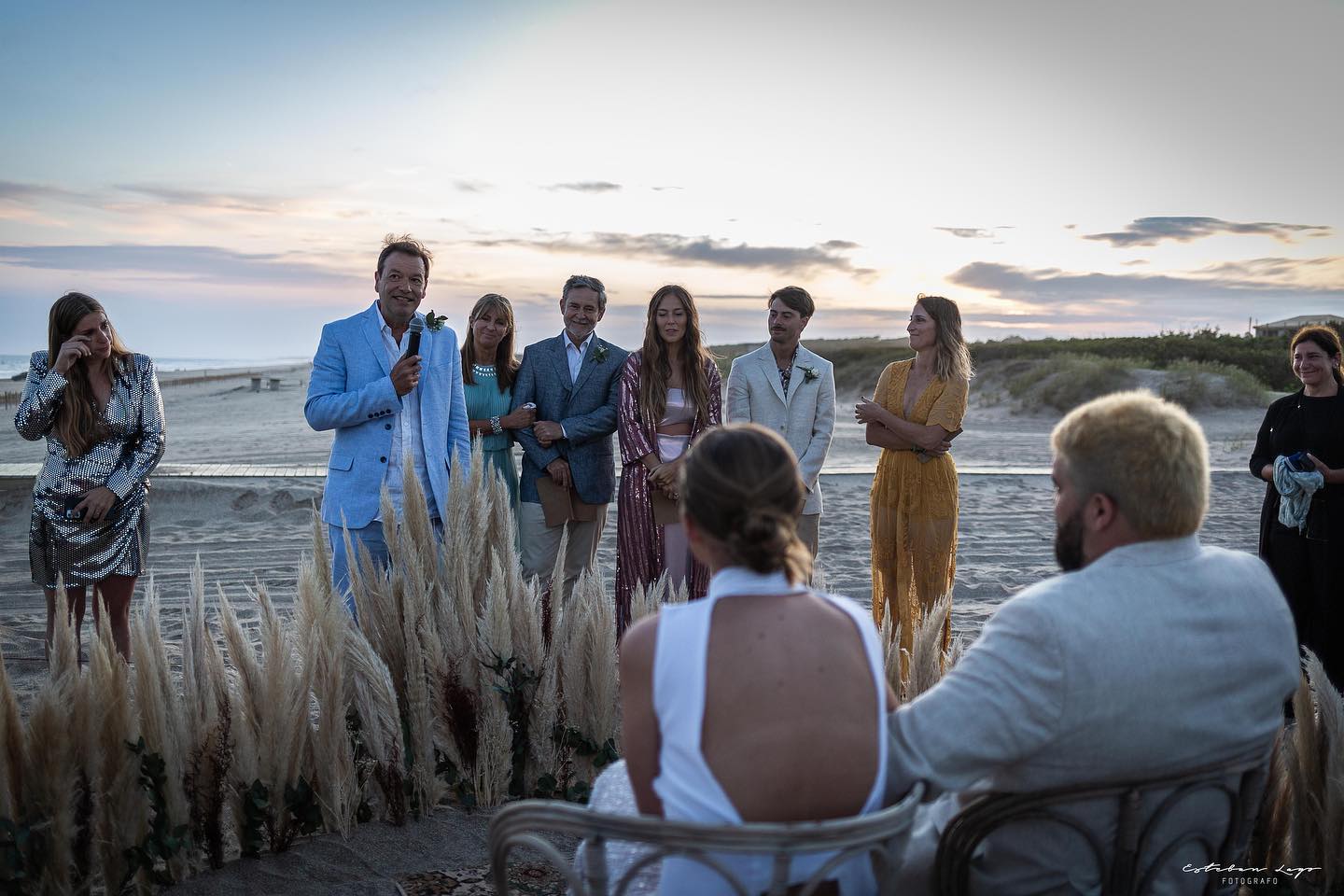 Fiestón en la playa de Pinamar en la boda de Belen y Mato. Esteban Lago fotografo documental.