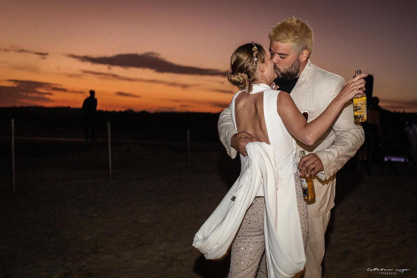 Fiestón en la playa de Pinamar en la boda de Belen y Mato. Esteban Lago fotografo documental.