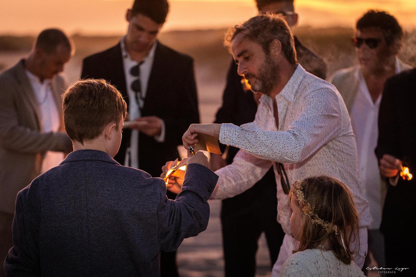 Fiestón en la playa de Pinamar en la boda de Belen y Mato. Esteban Lago fotografo documental.