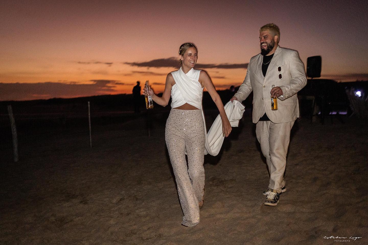 Fiestón en la playa de Pinamar en la boda de Belen y Mato. Esteban Lago fotografo documental.