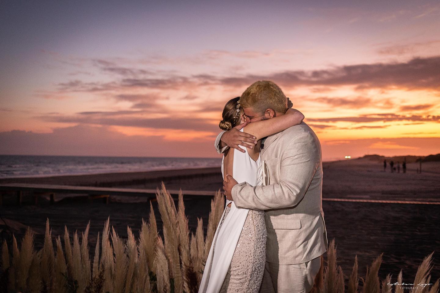 Fiestón en la playa de Pinamar en la boda de Belen y Mato. Esteban Lago fotografo documental.