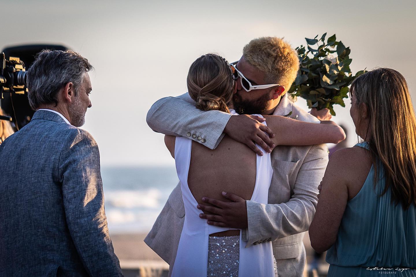 Fiestón en la playa de Pinamar en la boda de Belen y Mato. Esteban Lago fotografo documental.