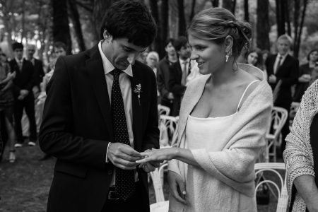 Ceremonia de boda de Elisa y Martín en el bosque de La Reserva. Fotógrafo documental Esteban Lago.