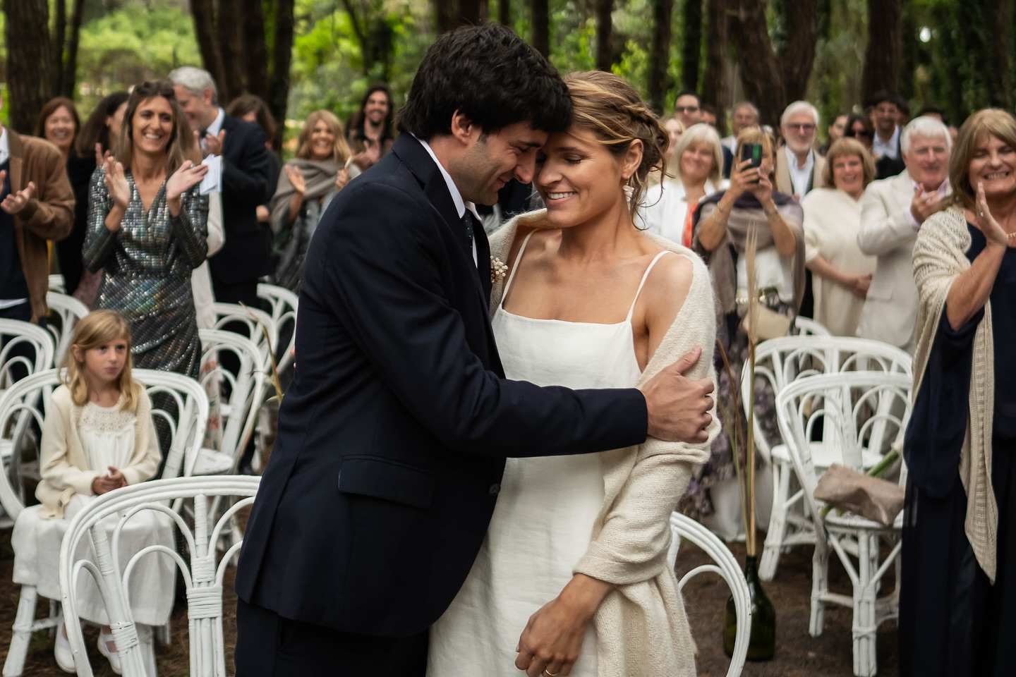 Ceremonia de boda de Elisa y Martín en el bosque de La Reserva. Fotógrafo documental Esteban Lago.