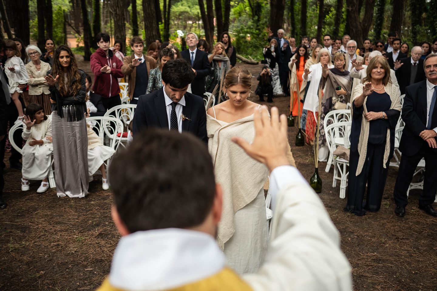 Ceremonia de boda de Elisa y Martín en el bosque de La Reserva. Fotógrafo documental Esteban Lago.