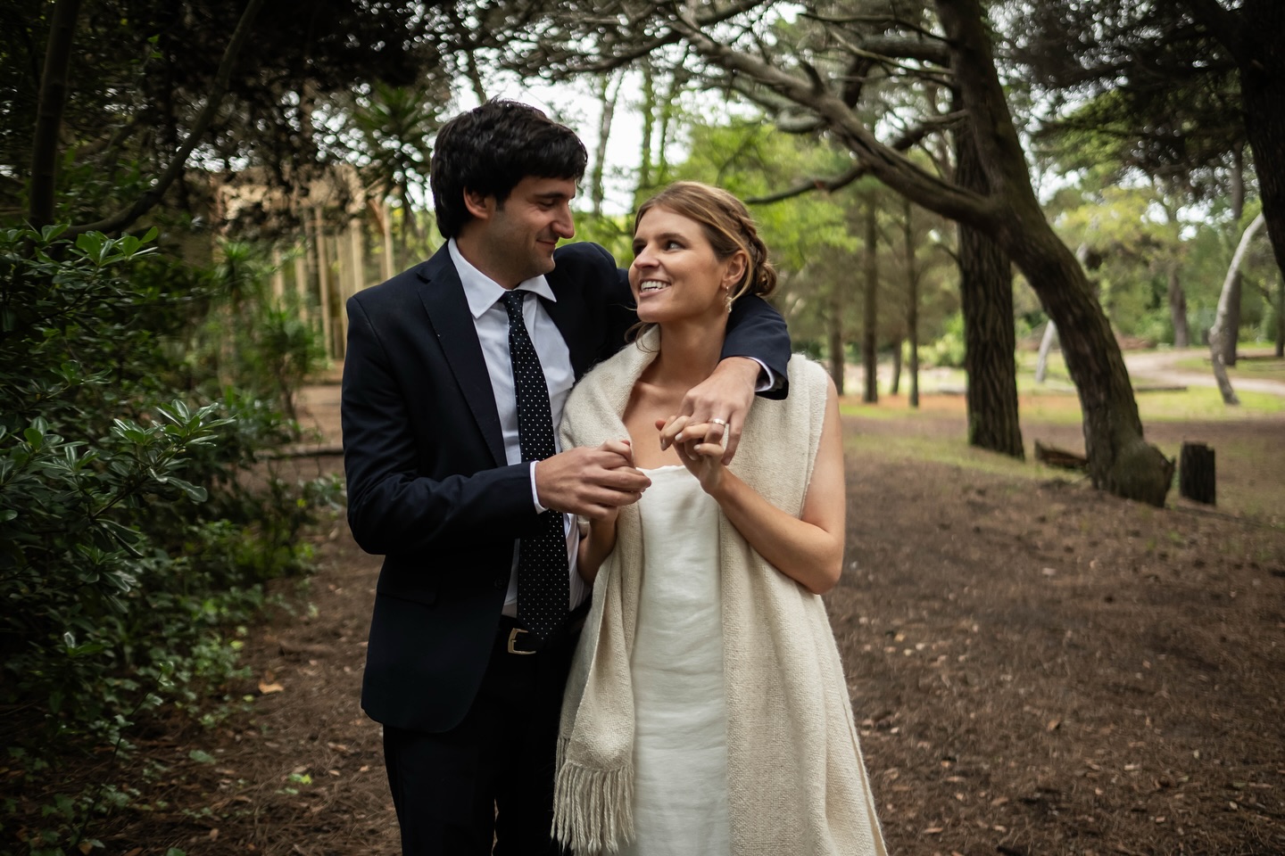 Ceremonia de boda de Elisa y Martín en el bosque de La Reserva. Fotógrafo documental Esteban Lago.