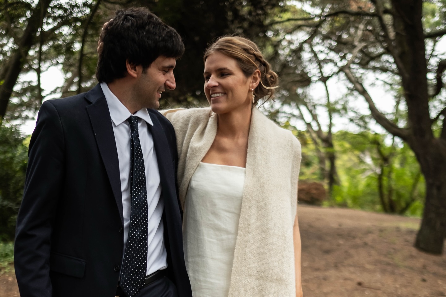 Ceremonia de boda de Elisa y Martín en el bosque de La Reserva. Fotógrafo documental Esteban Lago.