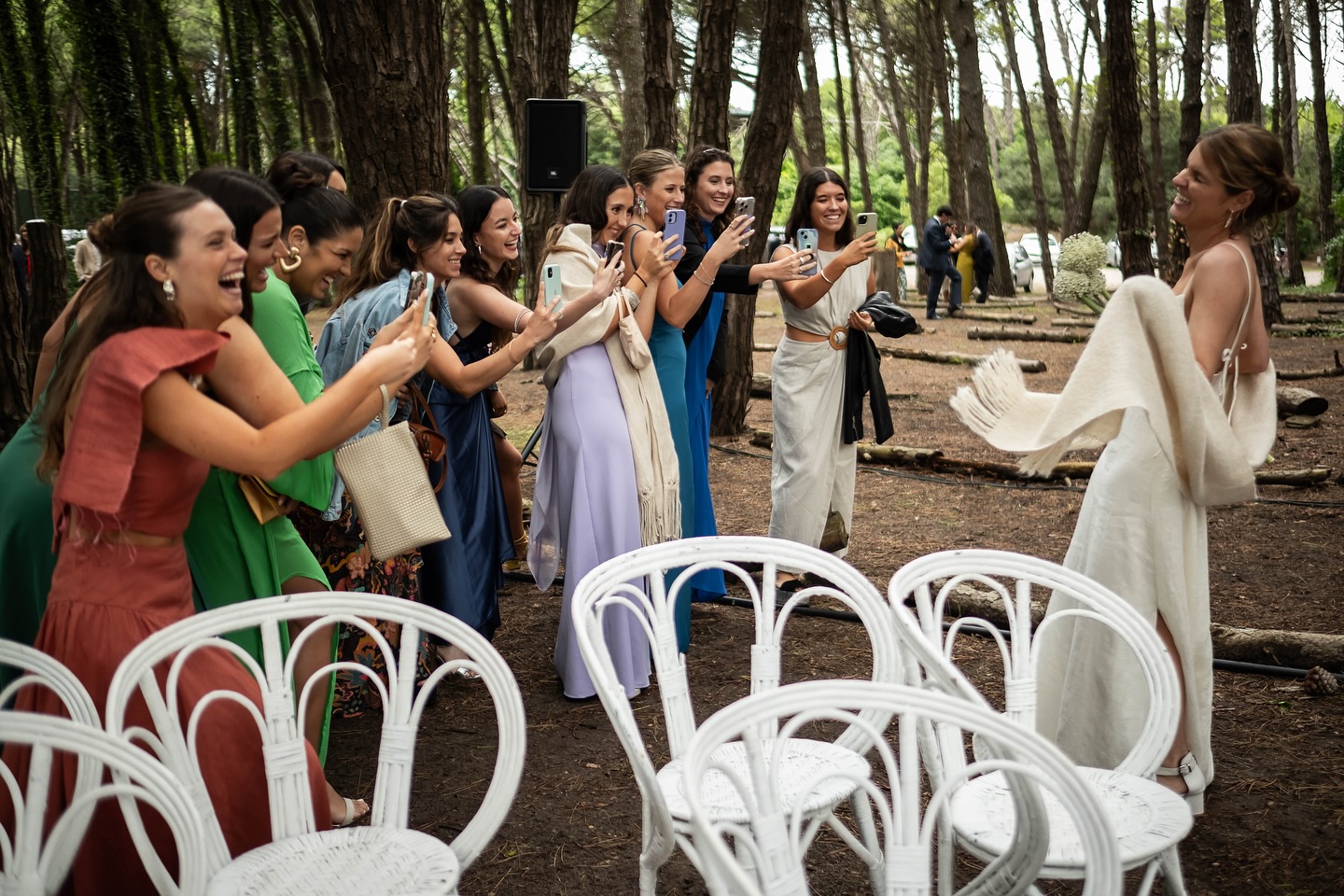 Ceremonia de boda de Elisa y Martín en el bosque de La Reserva. Fotógrafo documental Esteban Lago.