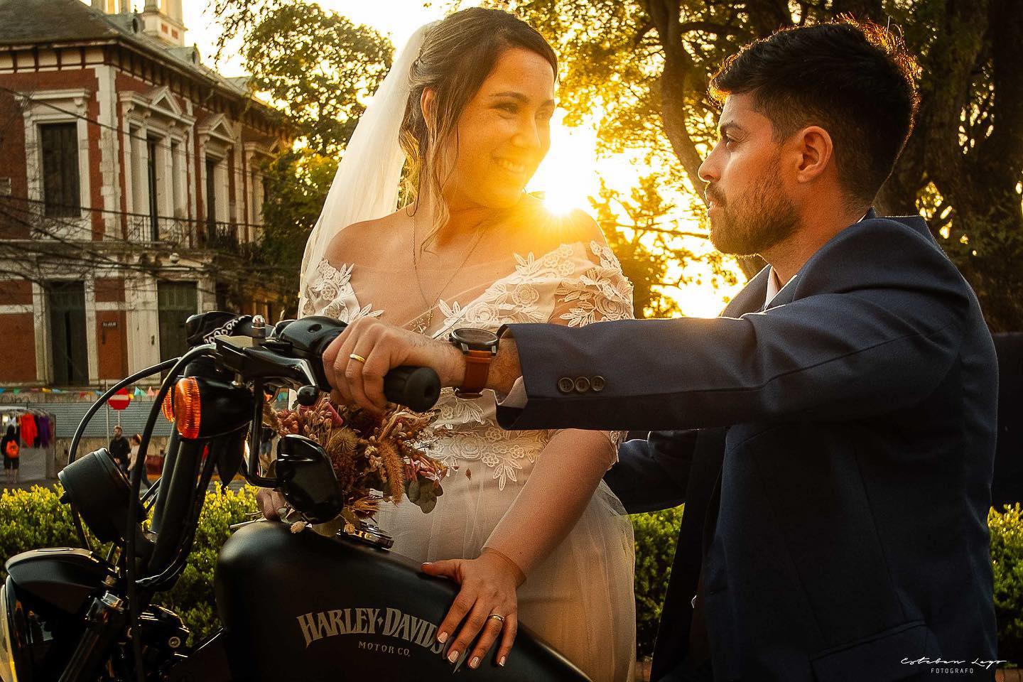 Fotos de boda de Eli & Mati en su Harley Davidson. Catedral de San Isidro. Esteban Lago Fotógrafo.