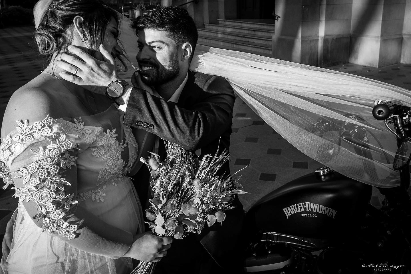 Fotos de boda de Eli & Mati en su Harley Davidson. Catedral de San Isidro. Esteban Lago Fotógrafo.