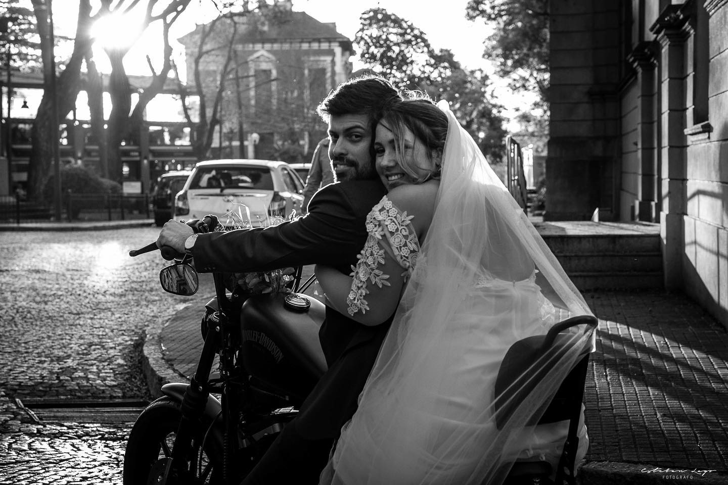 Fotos de boda de Eli & Mati en su Harley Davidson. Catedral de San Isidro. Esteban Lago Fotógrafo.