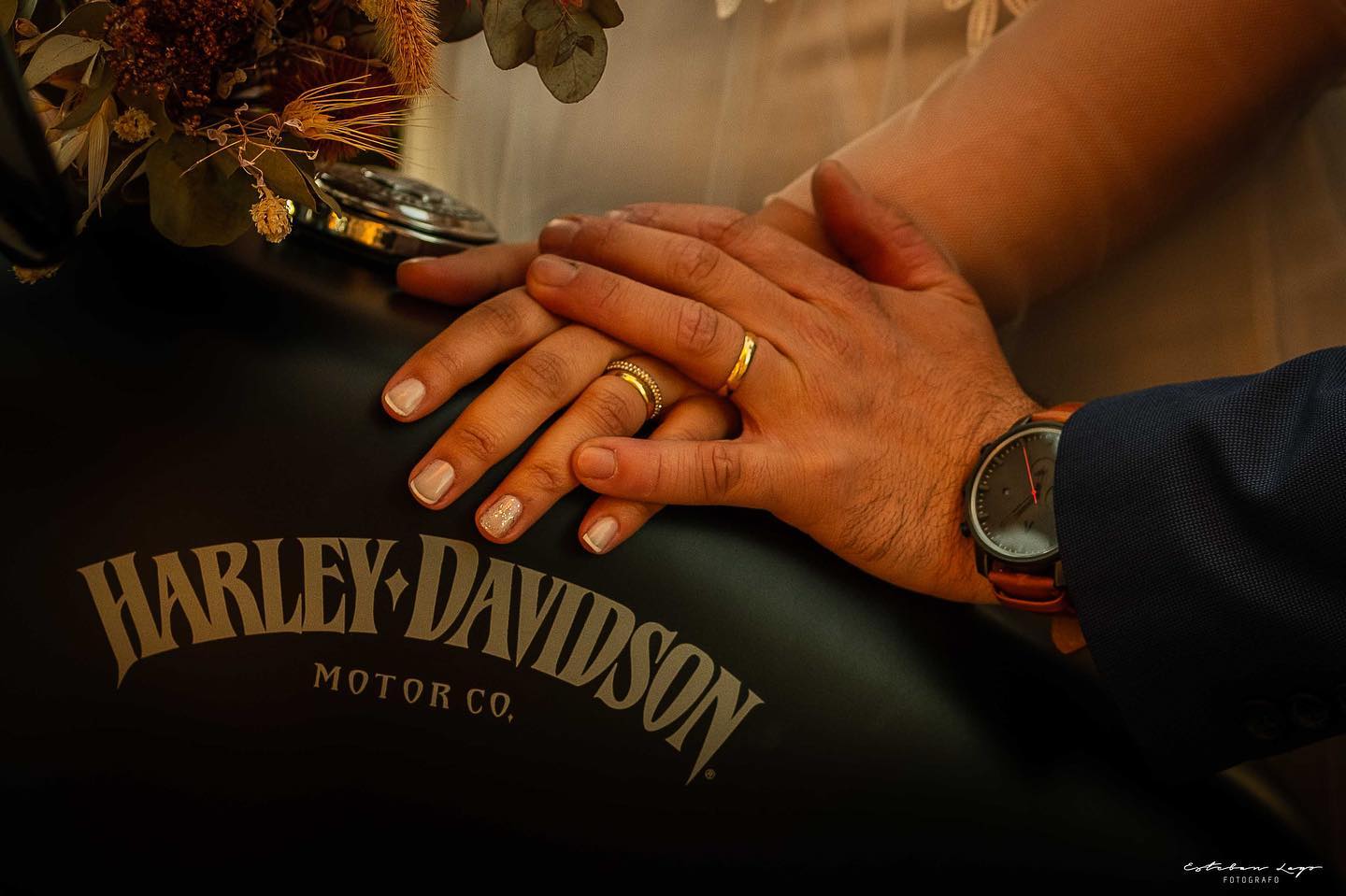 Fotos de boda de Eli & Mati en su Harley Davidson. Catedral de San Isidro. Esteban Lago Fotógrafo.