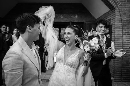 Caro y Juan celebraron su boda junto al mar en Cariló. Fotógrafo documental Esteban Lago