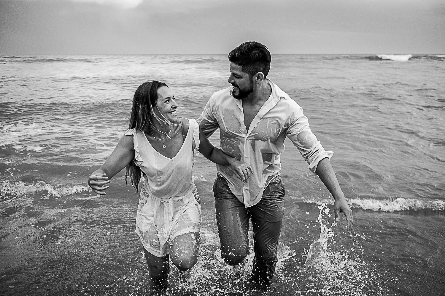 anillos, felicidad de los novios en el altar, boda de destino en la playa, fotografia documental de bodas por Esteban Lago