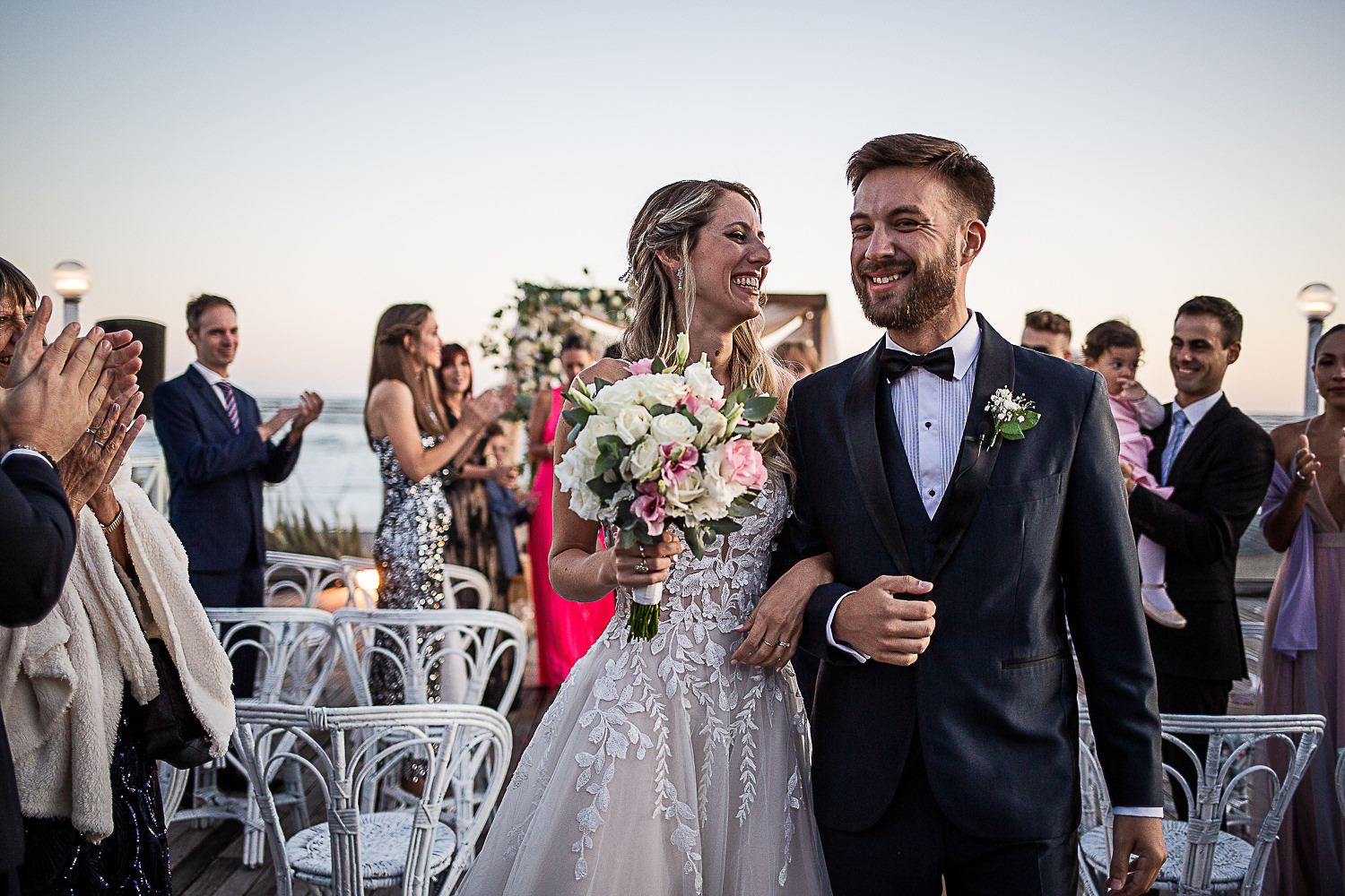 anillos, felicidad de los novios en el altar, boda de destino en la playa, fotografia documental de bodas por Esteban Lago