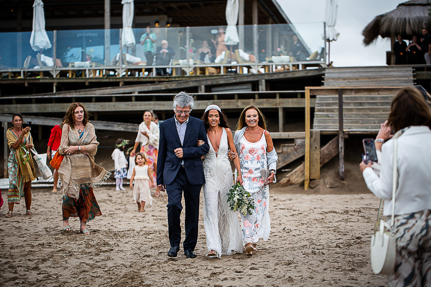 anillos, felicidad de los novios en el altar, boda de destino en la playa, fotografia documental de bodas por Esteban Lago
