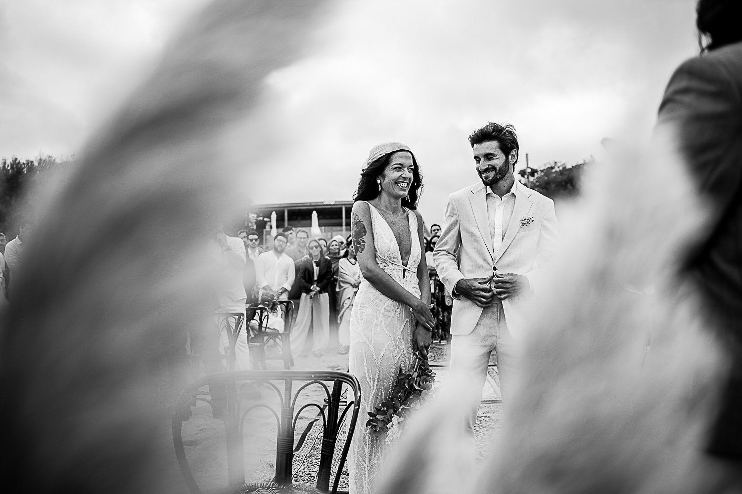 anillos, felicidad de los novios en el altar, boda de destino en la playa, fotografia documental de bodas por Esteban Lago