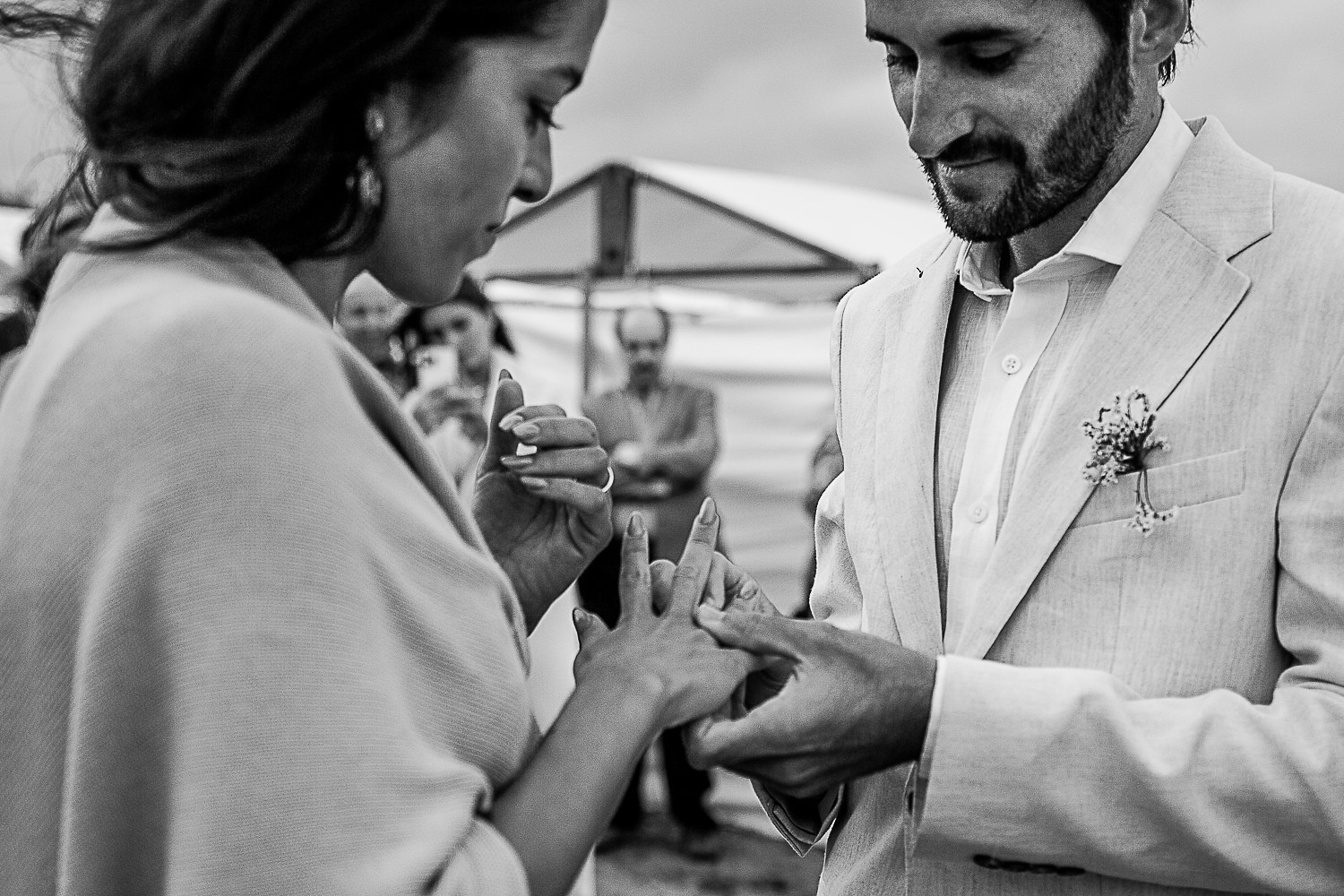 anillos, felicidad de los novios en el altar, boda de destino en la playa, fotografia documental de bodas por Esteban Lago