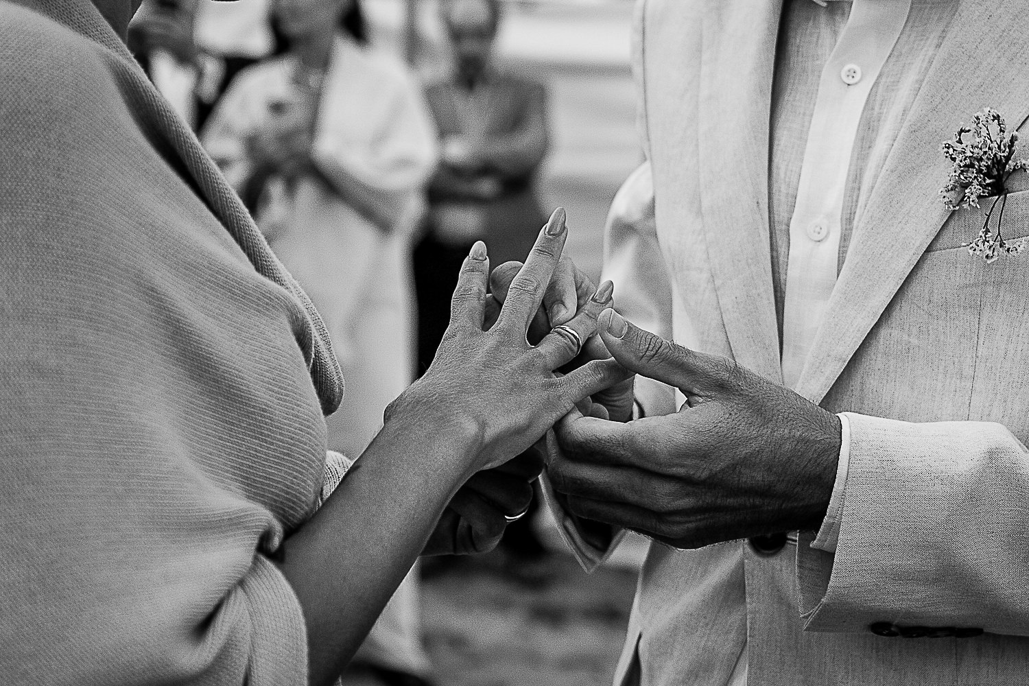 anillos, felicidad de los novios en el altar, boda de destino en la playa, fotografia documental de bodas por Esteban Lago