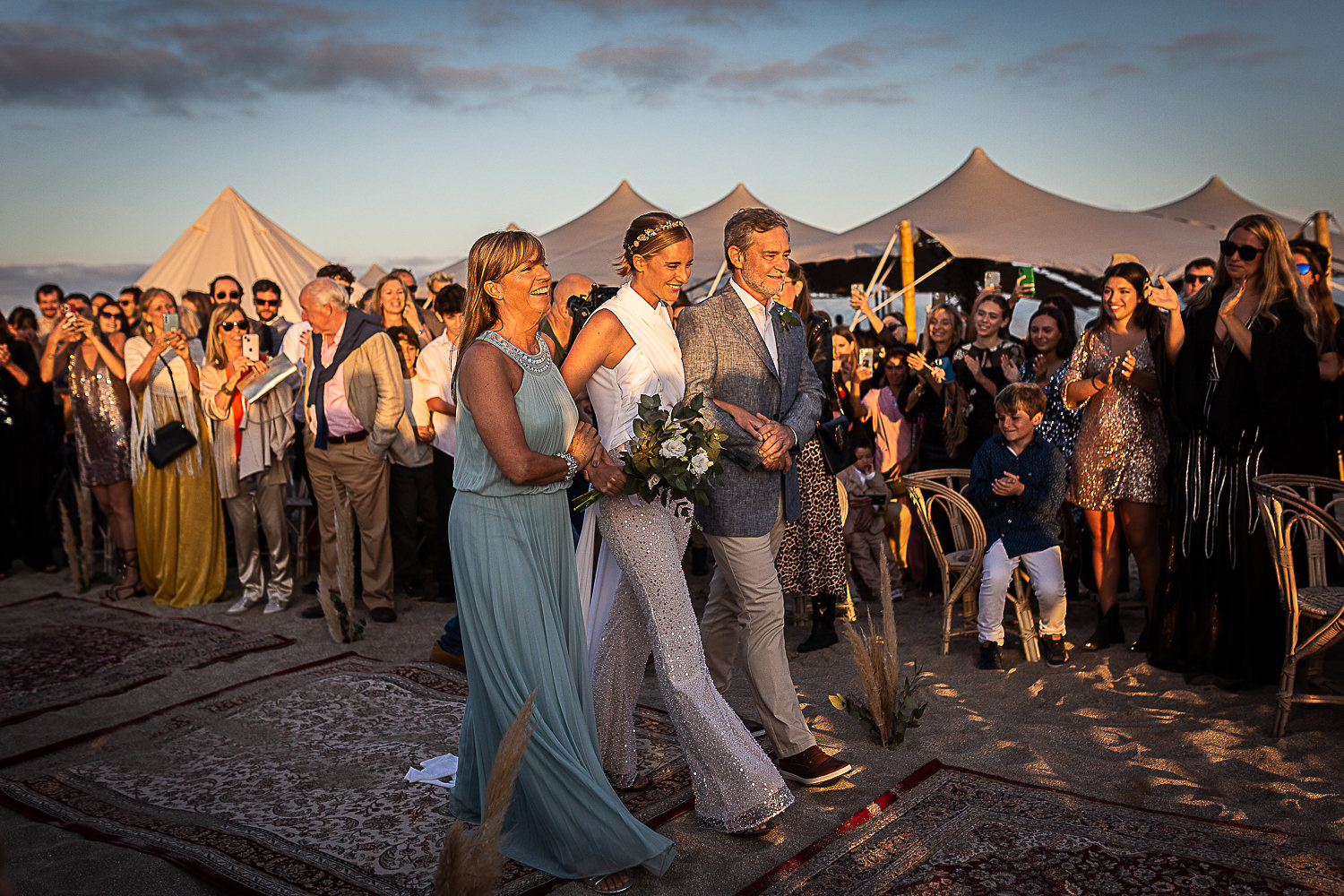 anillos, felicidad de los novios en el altar, boda de destino en la playa, fotografia documental de bodas por Esteban Lago