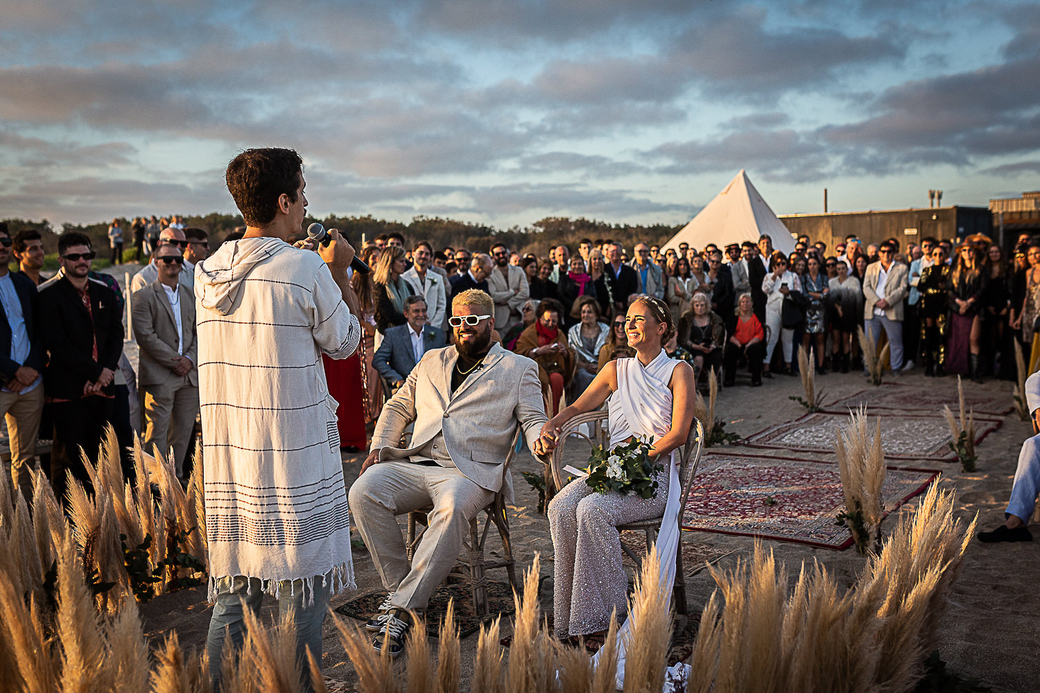 anillos, felicidad de los novios en el altar, boda de destino en la playa, fotografia documental de bodas por Esteban Lago