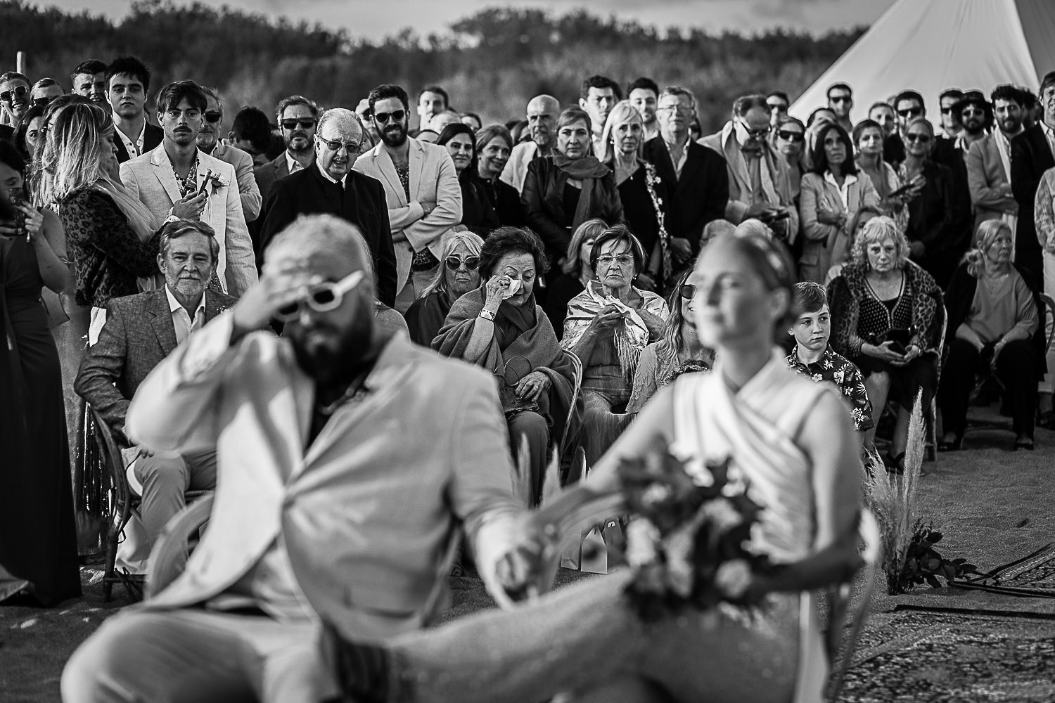 anillos, felicidad de los novios en el altar, boda de destino en la playa, fotografia documental de bodas por Esteban Lago