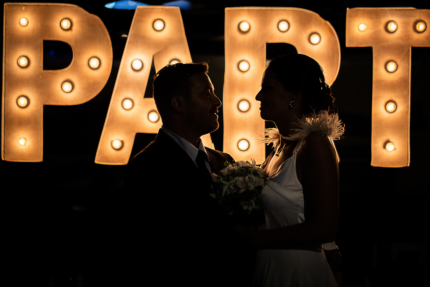anillos, felicidad de los novios en el altar, boda de destino en la playa, fotografia documental de bodas por Esteban Lago