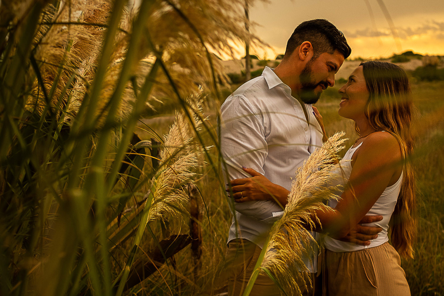 anillos, felicidad de los novios en el altar, boda de destino en la playa, fotografia documental de bodas por Esteban Lago