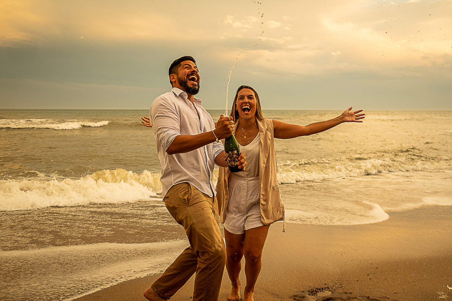 anillos, felicidad de los novios en el altar, boda de destino en la playa, fotografia documental de bodas por Esteban Lago