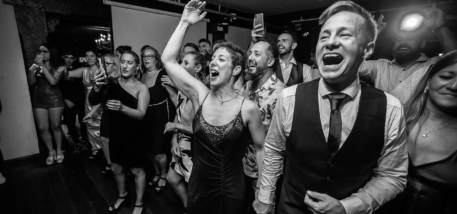Fiesta de la boda, diversión para novios e invitados, fotografia en blanco y negro por el fotógrafo Esteban Lago