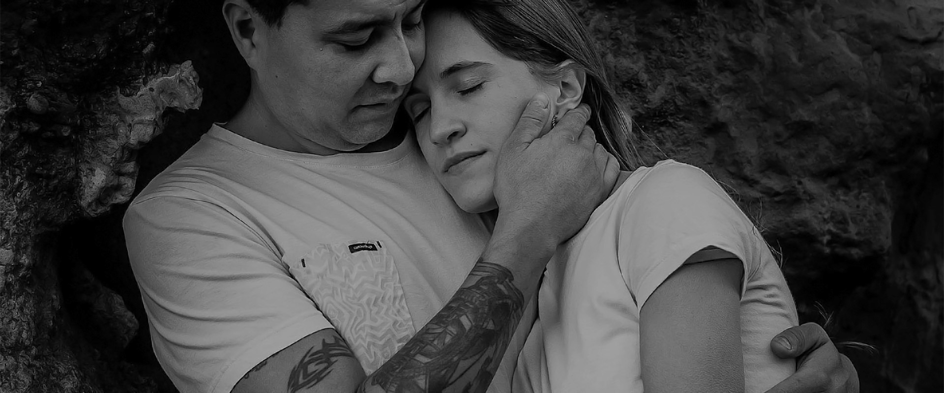 Novios abrazados, momento íntimo en la sesión de fotos preboda por el fotógrafo Esteban Lago